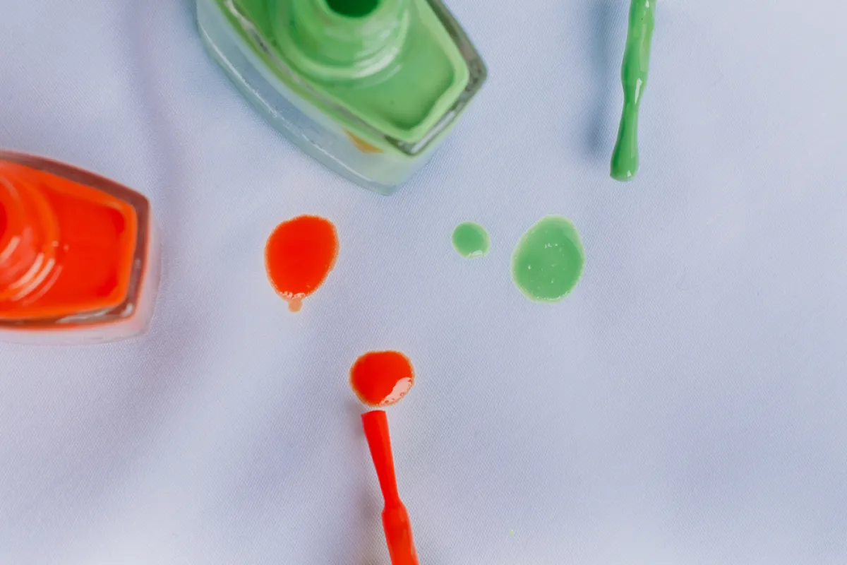 بقع المناكير قد توسخ مفرش السرير