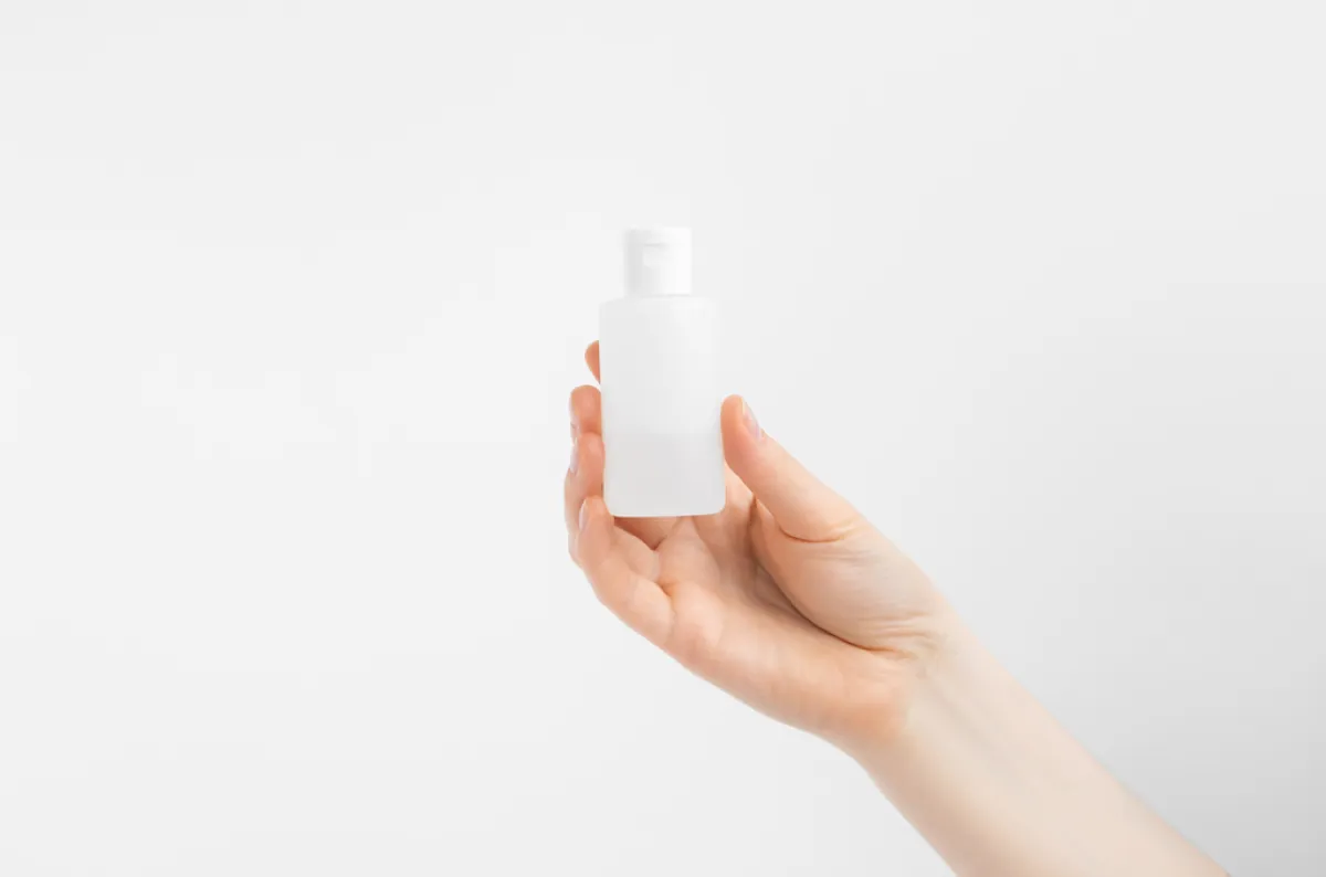 "الأسيتون" مناسب في الاستخدام في إزالة بقع المناكير من مفرش السرير