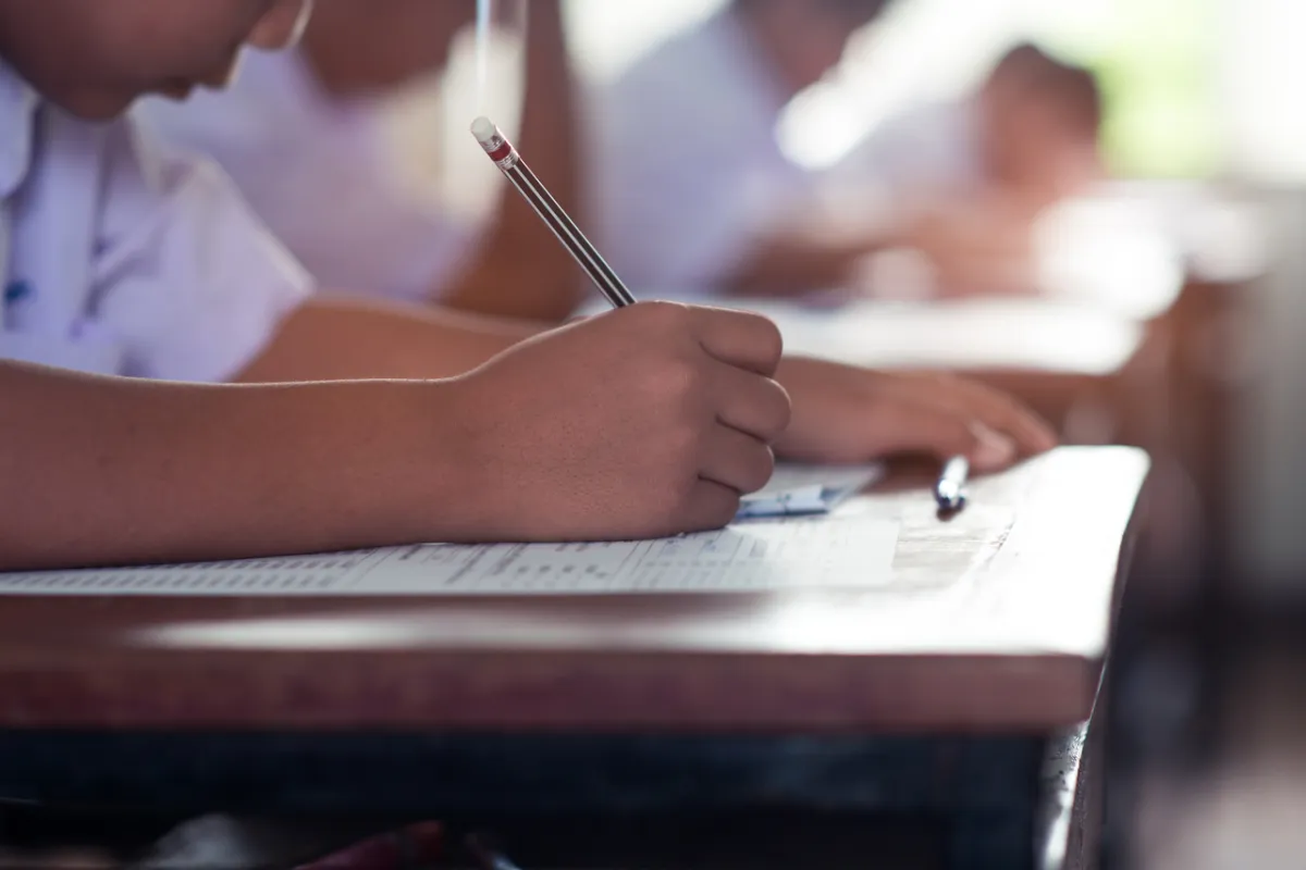 صورة لطفل في الامتحان