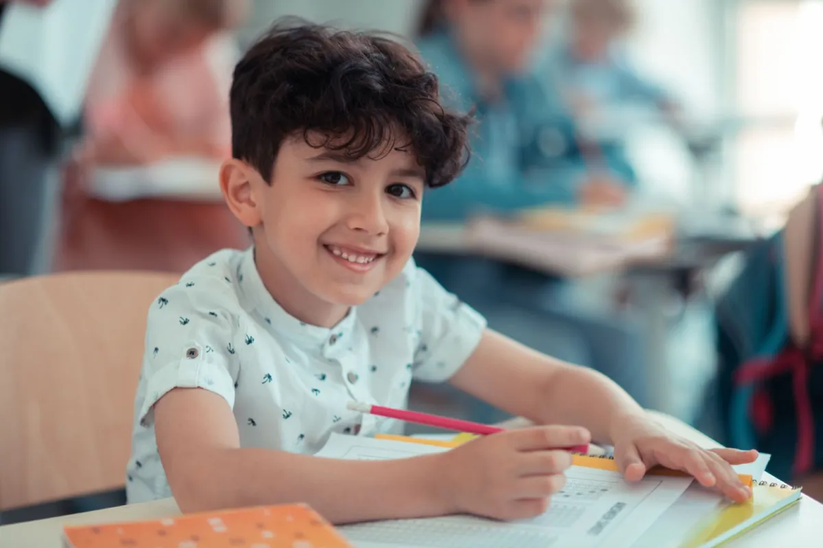 صورة لطفل في الامتحان