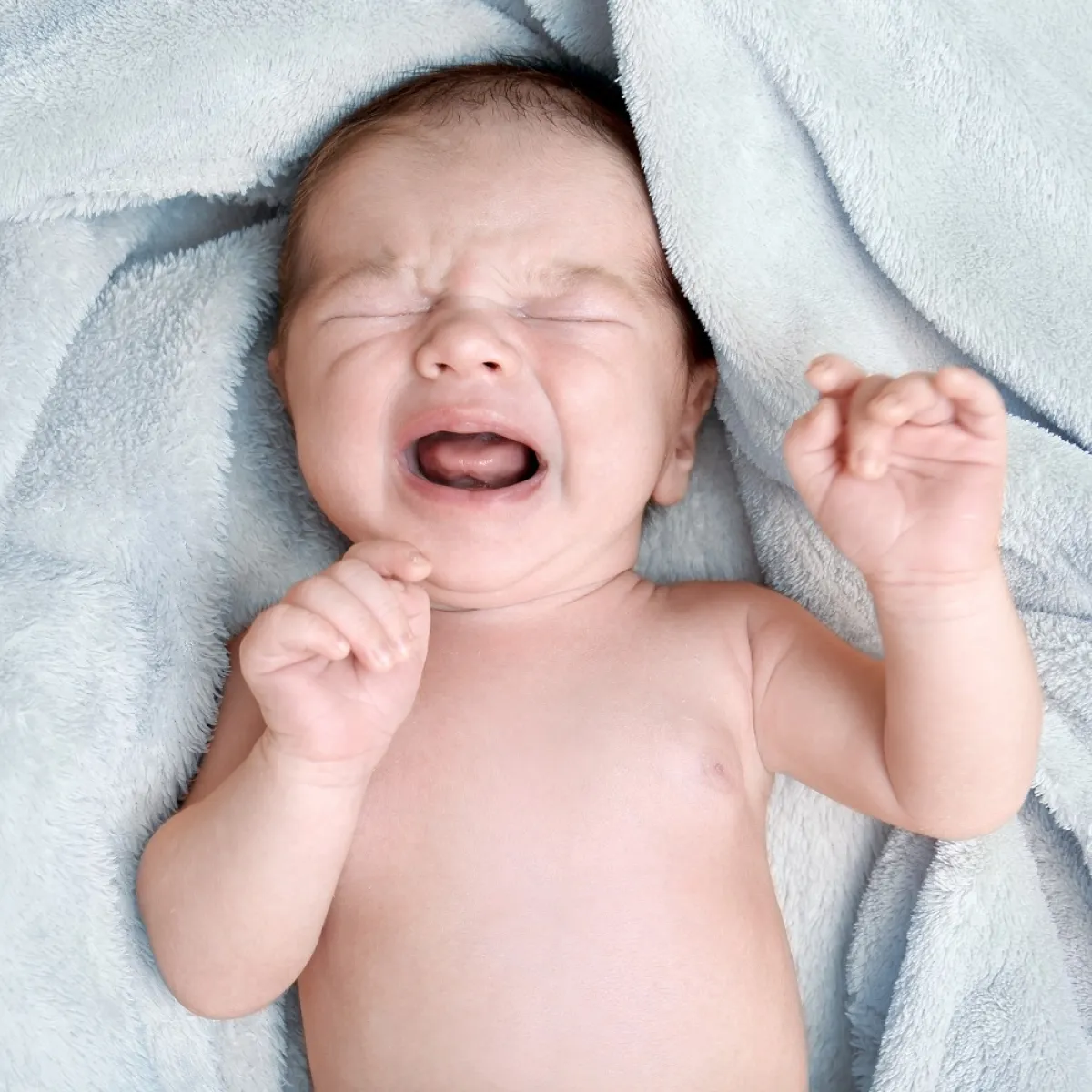 صورة لطفل يبكي لعدم تجشئه