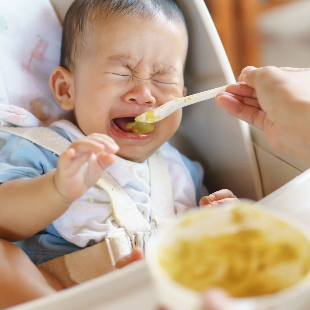 صورة لطفل يبكي ويرفض الطعام