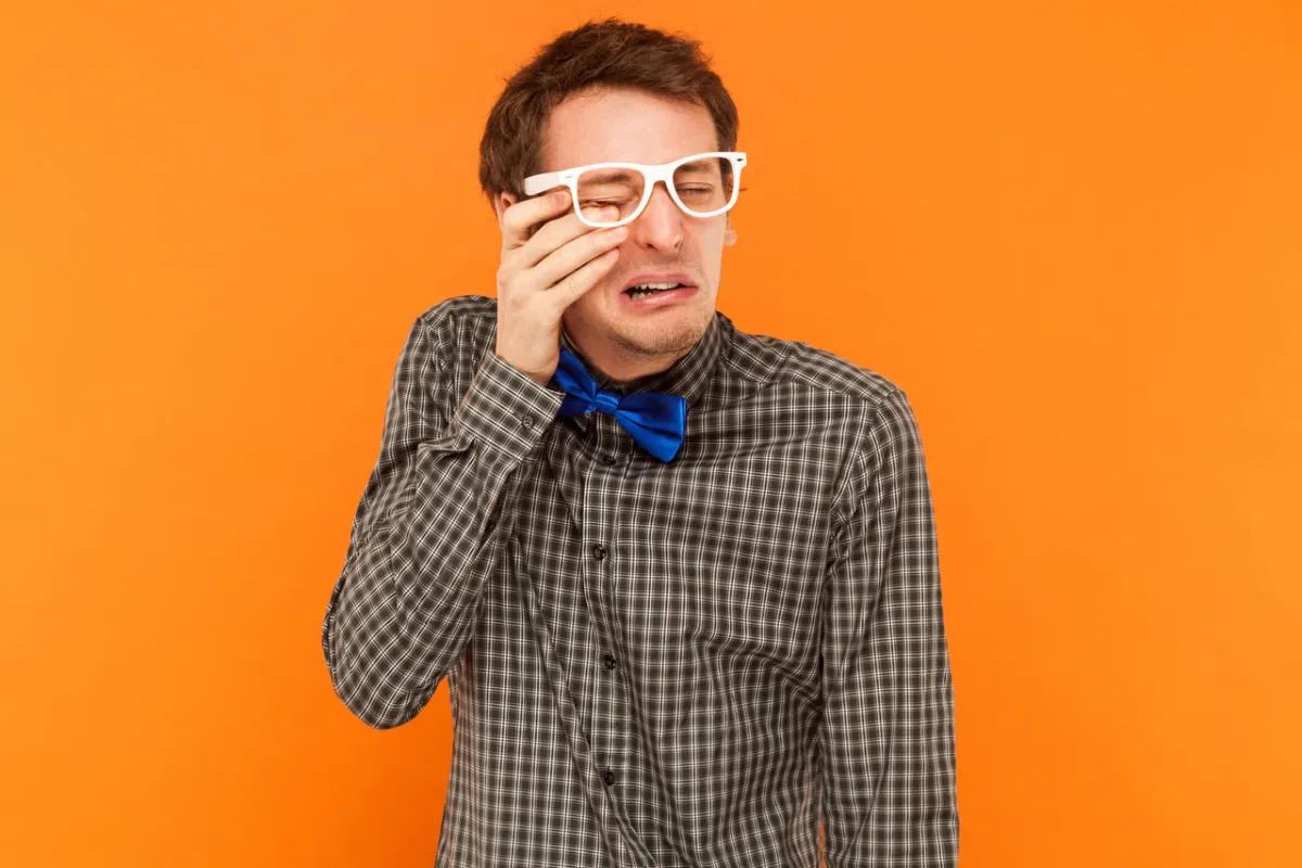 صورة لرجل يبكي