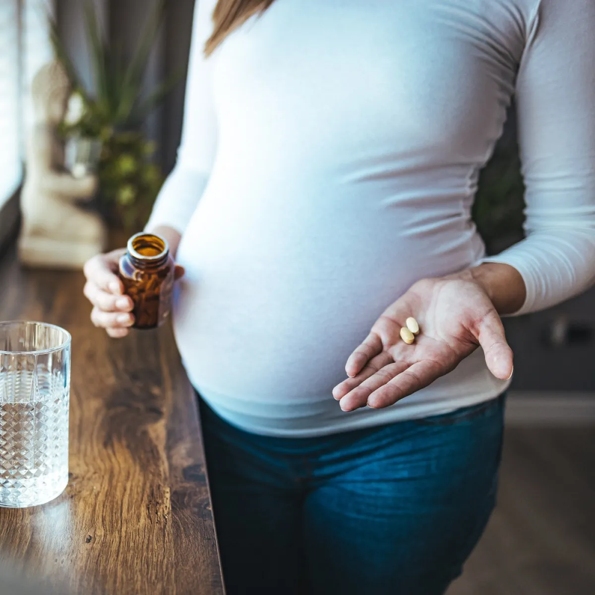 صورة لحامل تمسك ببعض الأدوية