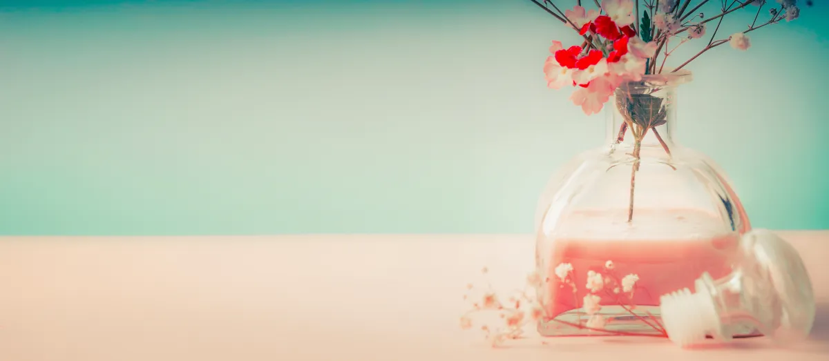 معطر الجو برائحة بتلات الزهور، في يوم الحب 