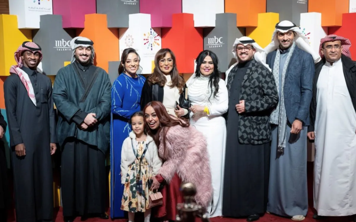 خديجة الوعل، وسناء بكر يونس، وآخرين من لجنة التحكيم، مع أصغر فائزة الطفلة نورسين