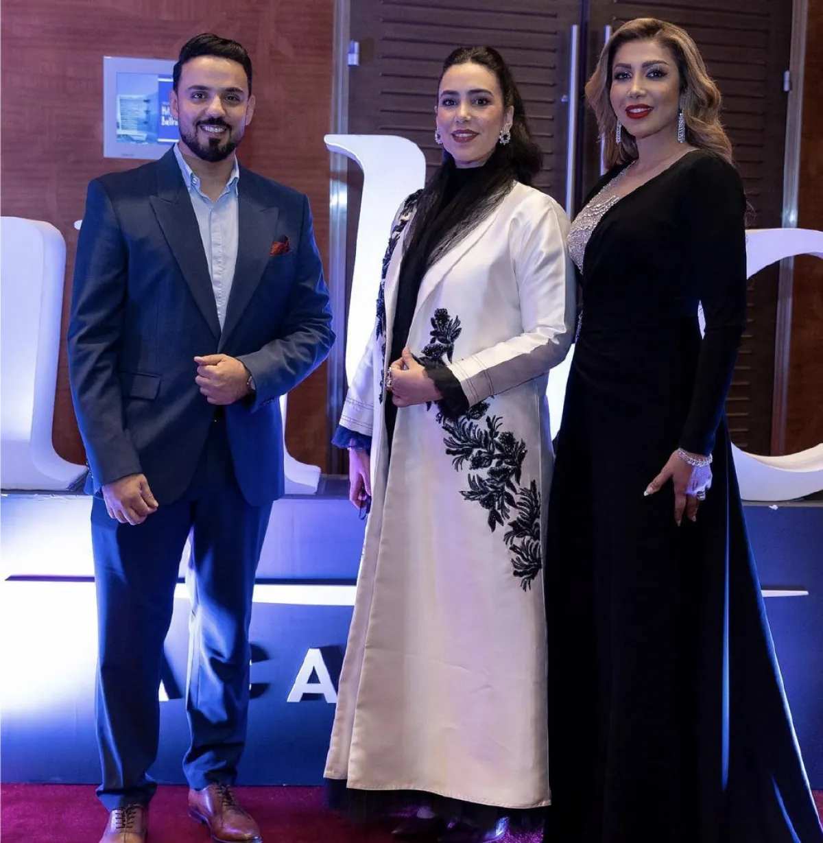 من اليمين: أروى وزينب أبو السمح وخليل الفهد