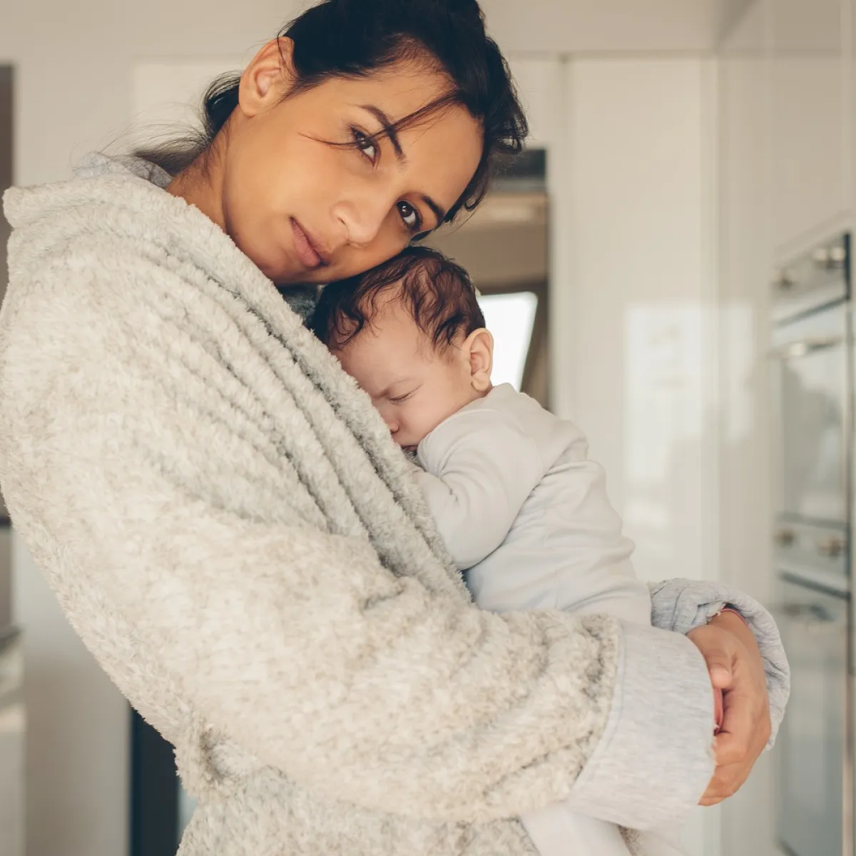 صورة لأم تحتضن رضيعها