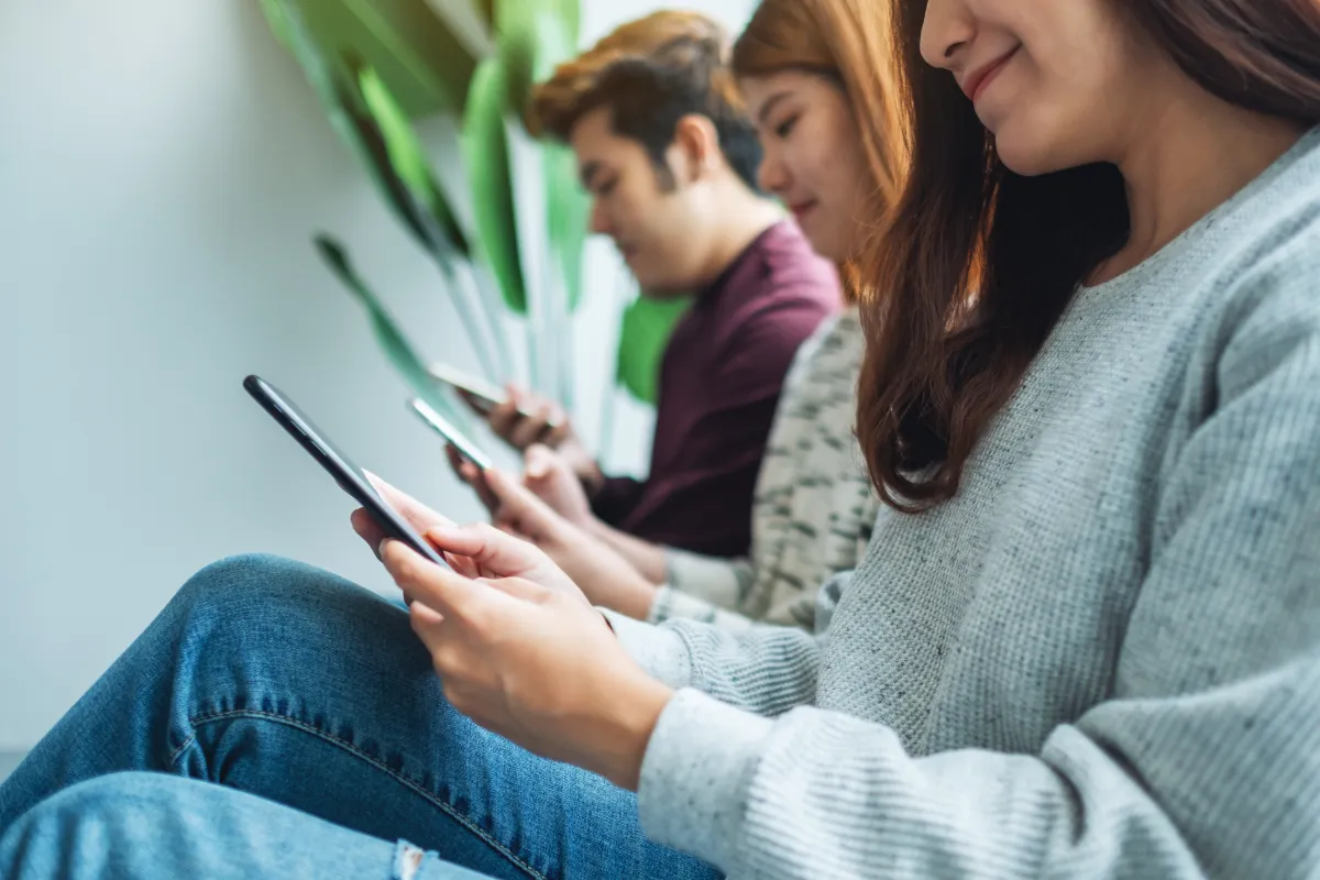 من الهامّ تأجيل الرد على أي مكالمة هاتفية في حال كان متلقي الاتصال، بصحبة أحد 