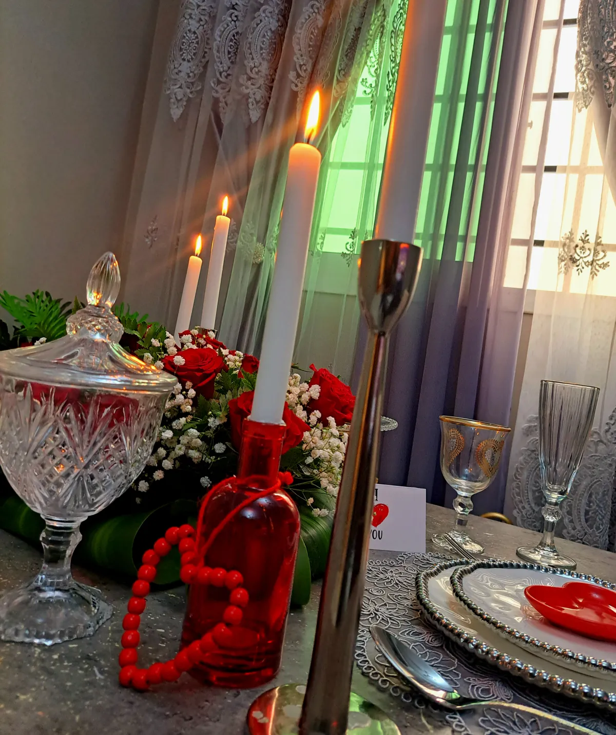 الشمعدانات تضفي أجواء دافئة على الطاولة