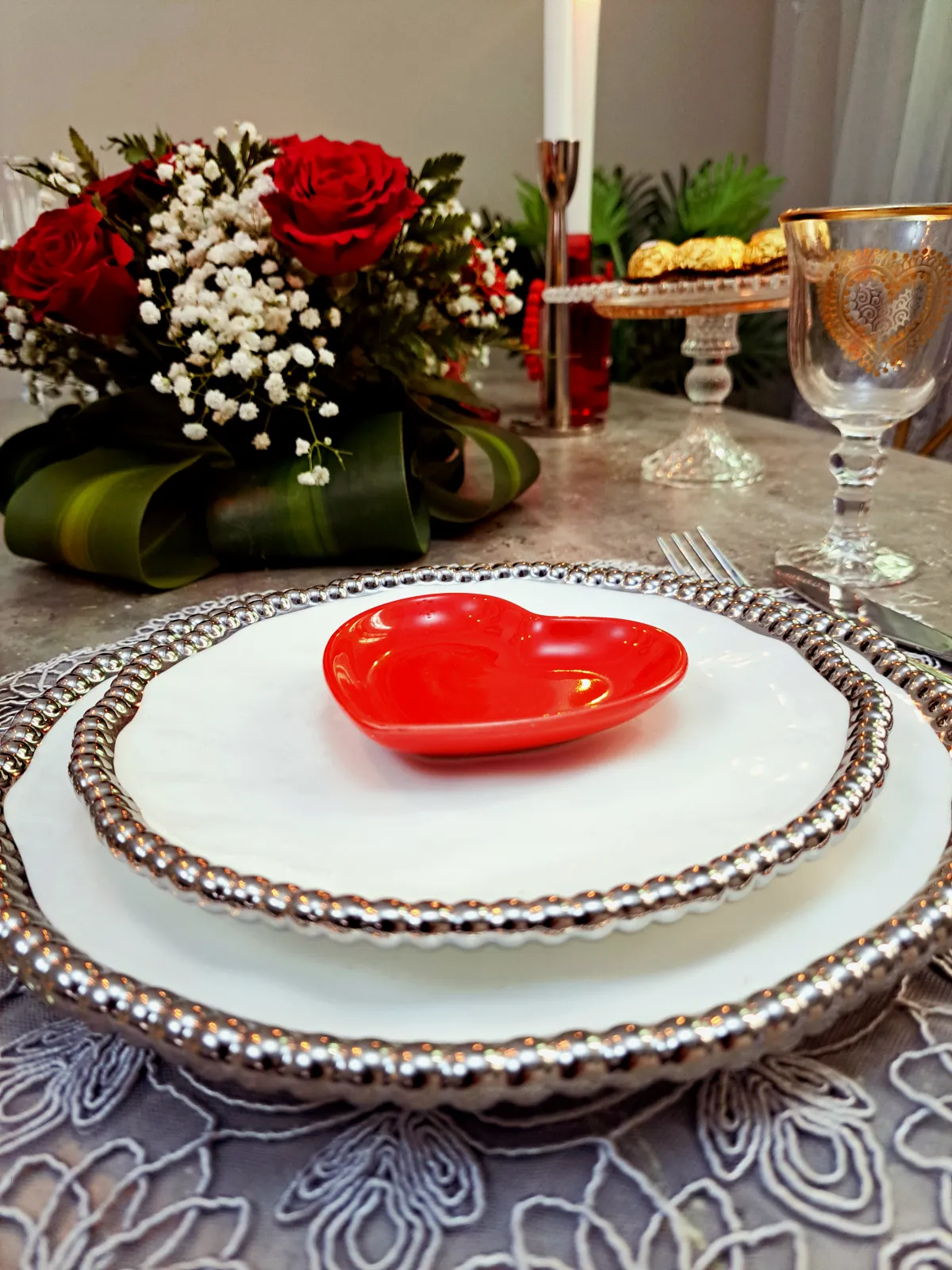 تنسيق طاولة رومانسية لمناسبة يوم الحب