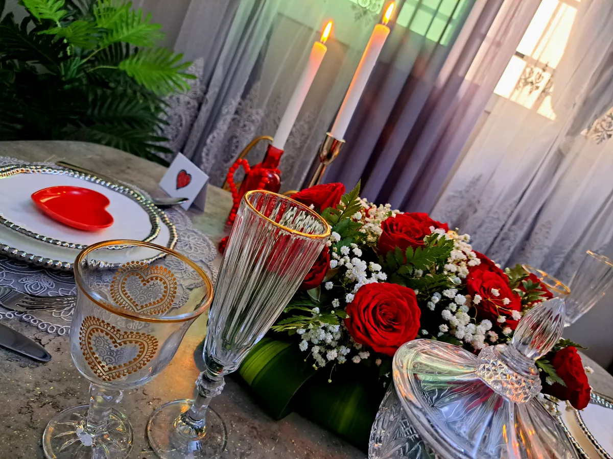 الورود الحمر جذابة على الطاولة