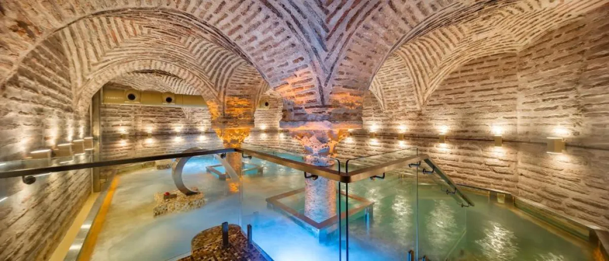 مسبح داخلي في فندق هاجيا صوفيا مانشنز
