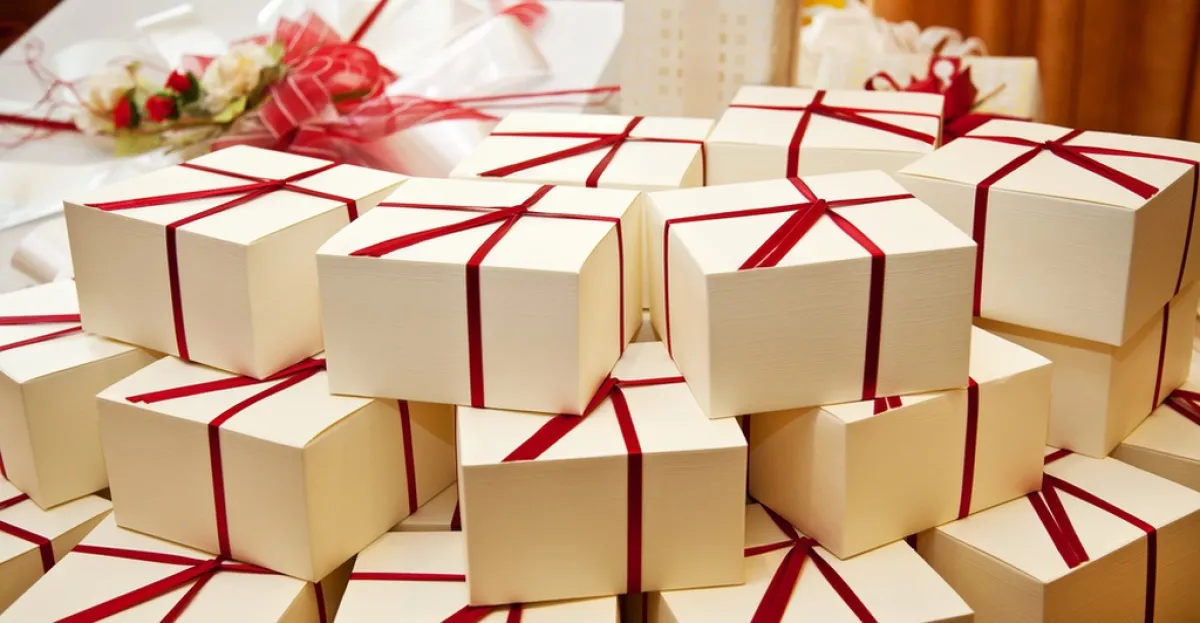 توزيعات للمعازيم في حفل الزفاف