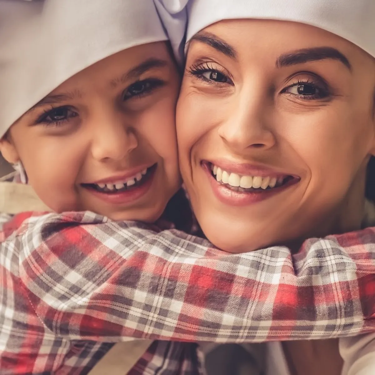 صورة لطفلة تحتضن أمها