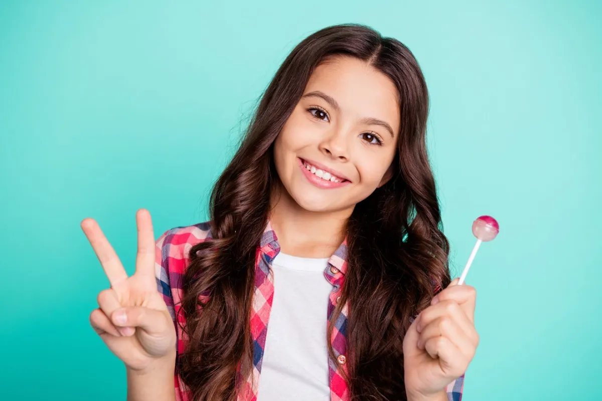 صورة لفتاة تحمل الحلوى