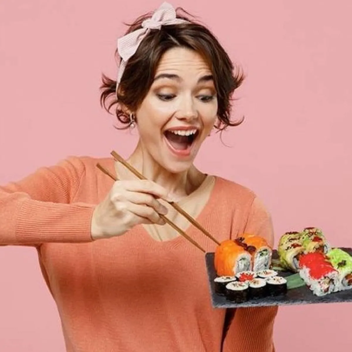 حامل وطبق شهي من السوشي