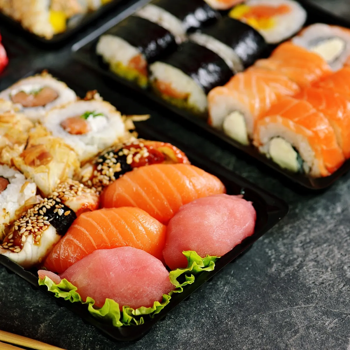 صورة لطبقين من السوشي