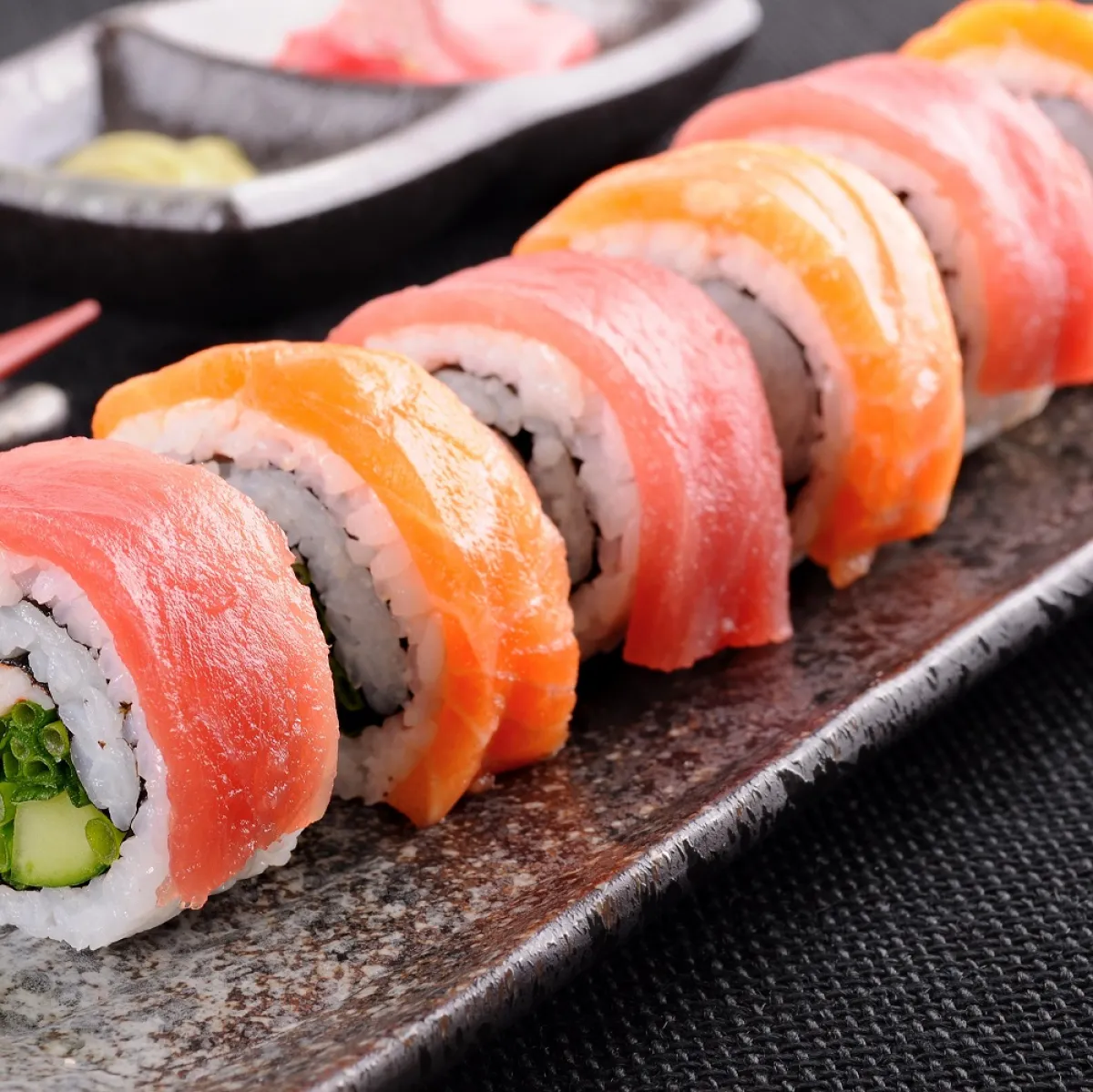 صوة لطبق يحوي  عدداً من قطع السوشي