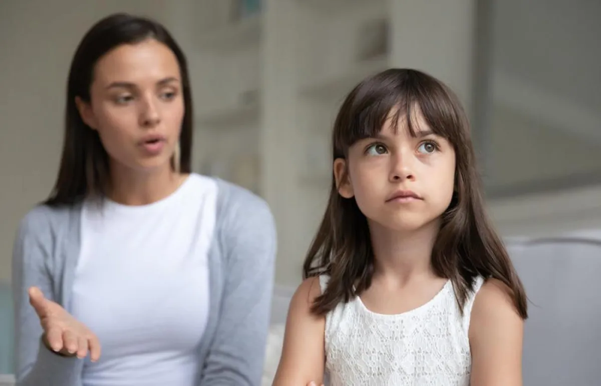 صورة لأم لا تناقش طفلتها بهدوء