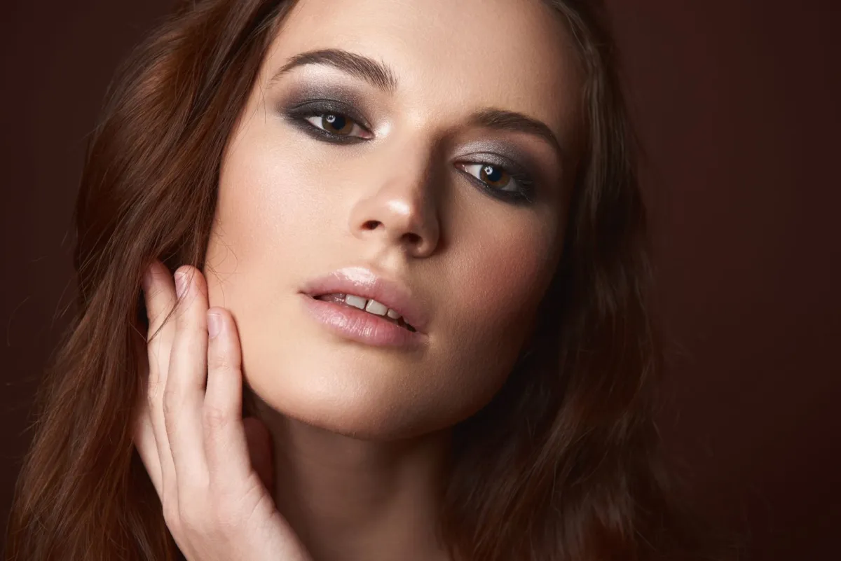 مكياج عيون سموكي موضة ربيع وصيف 2023