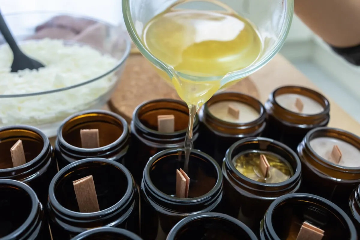 من الصحيح استخدام عود (أو قلم الرصاص) لثبيت الفتيل