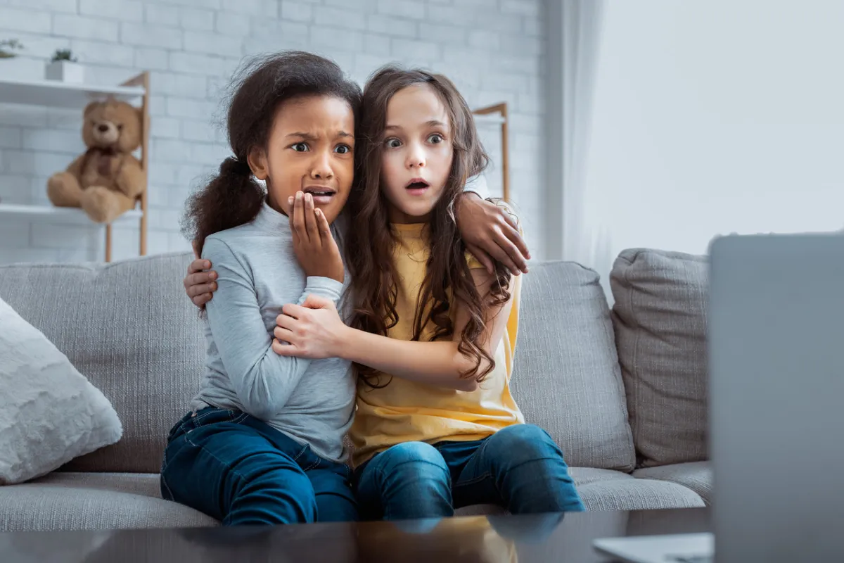 صورة لطفلتين خائفتين