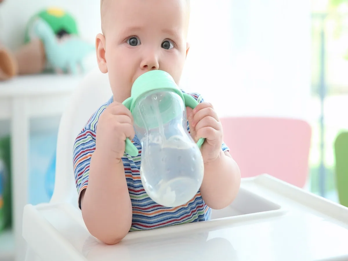 صورة لطفل يتناول السوائل