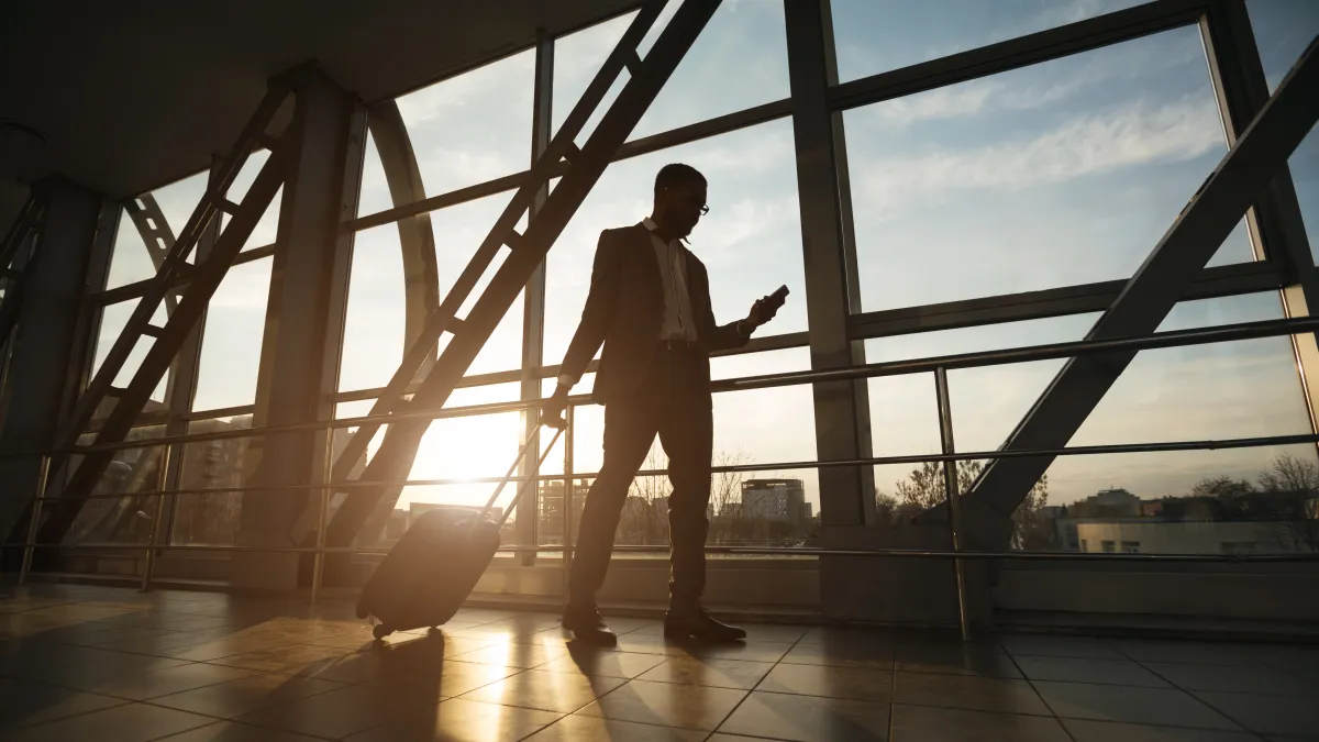 خطوات هامة للحفاظ على السلامة أثناء السفر بالطائرة