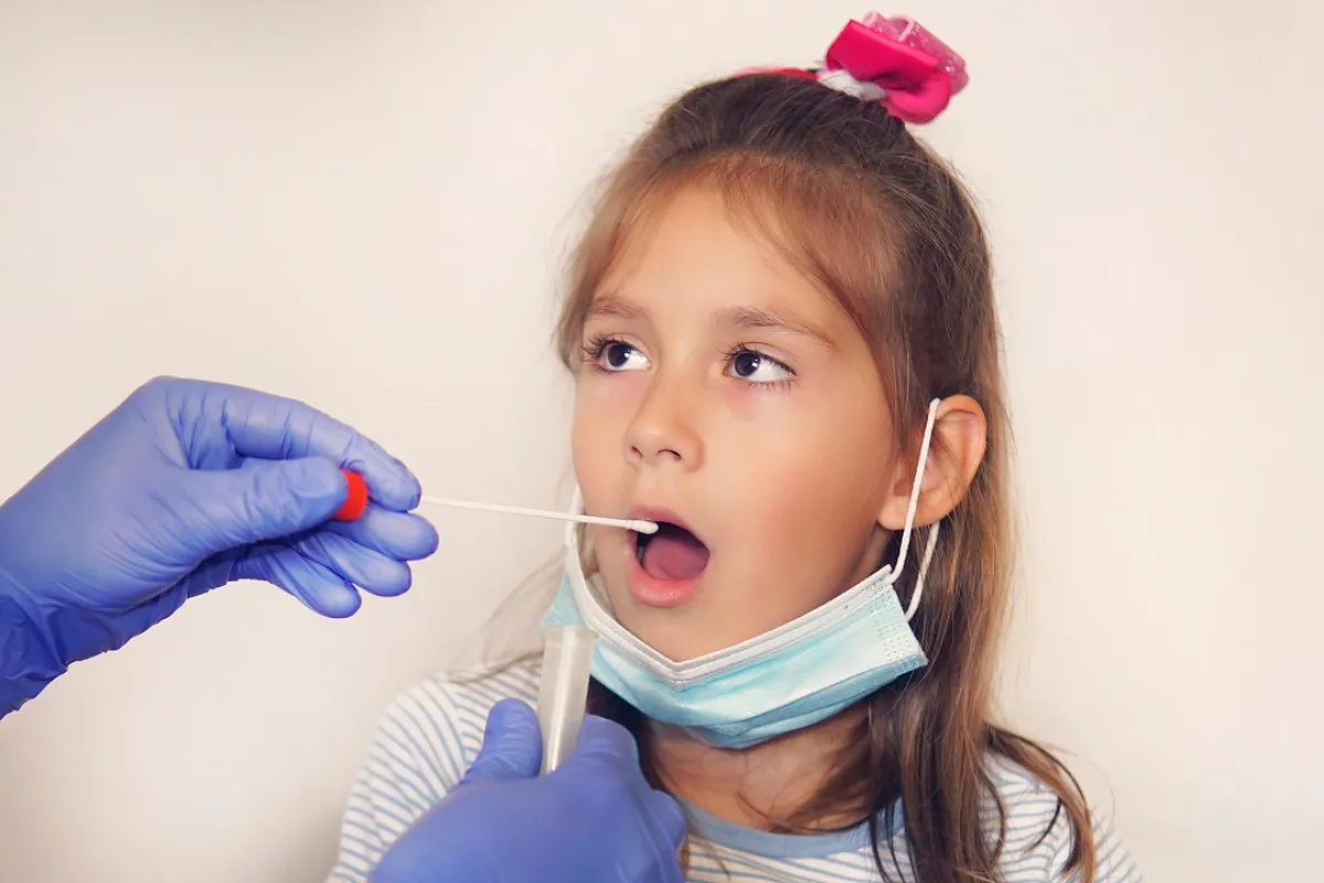 صورة لطفلة ويد طبيبة