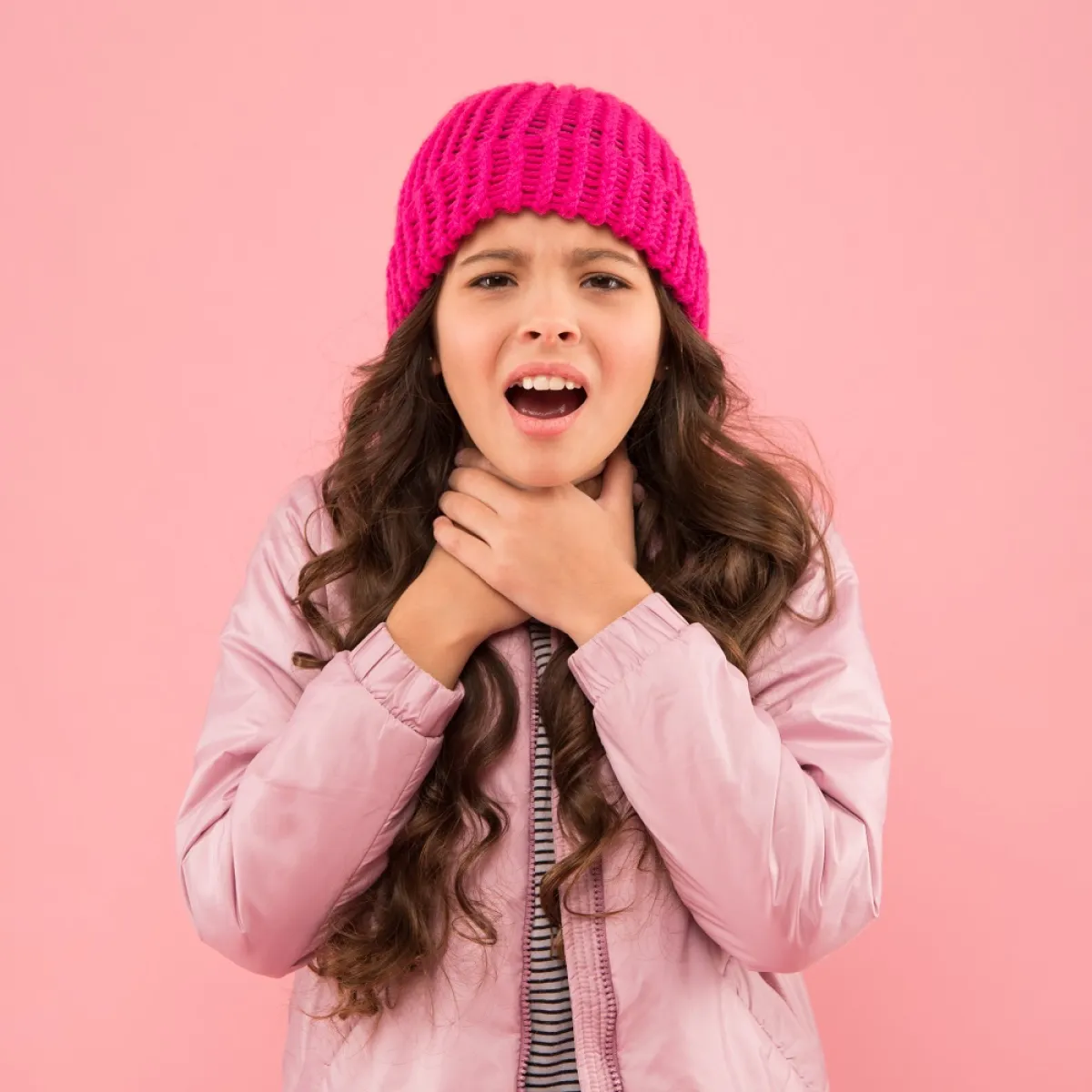 صورة لطفلة تشكو من حلقها