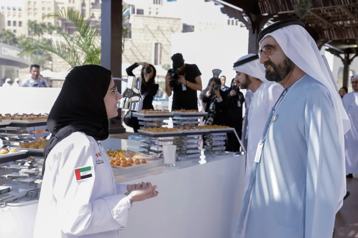 الشيخ محمد بن راشد مع الشيف عائشة. الصورة من "وام"