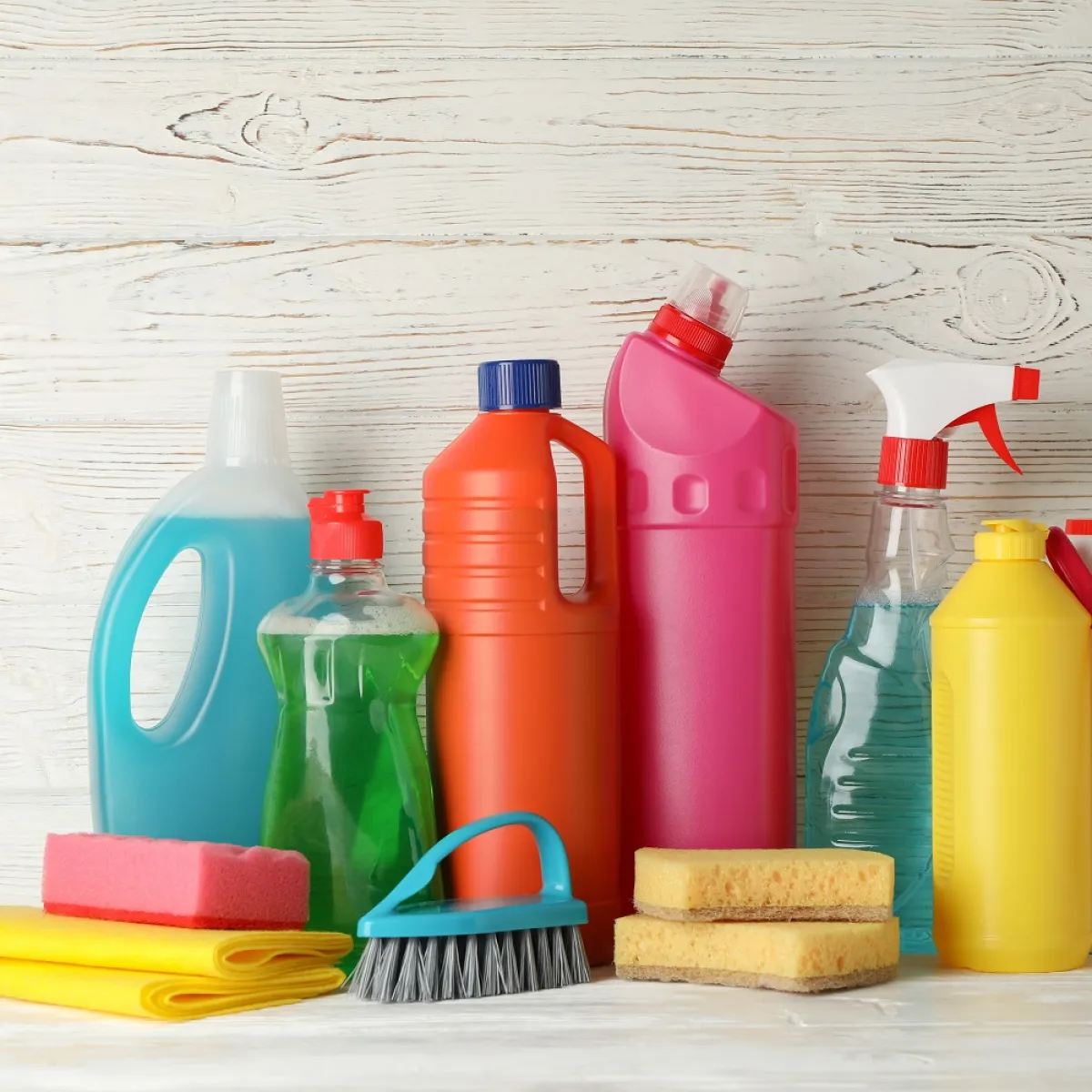 صورة لعدد من زجاجات المبيدات