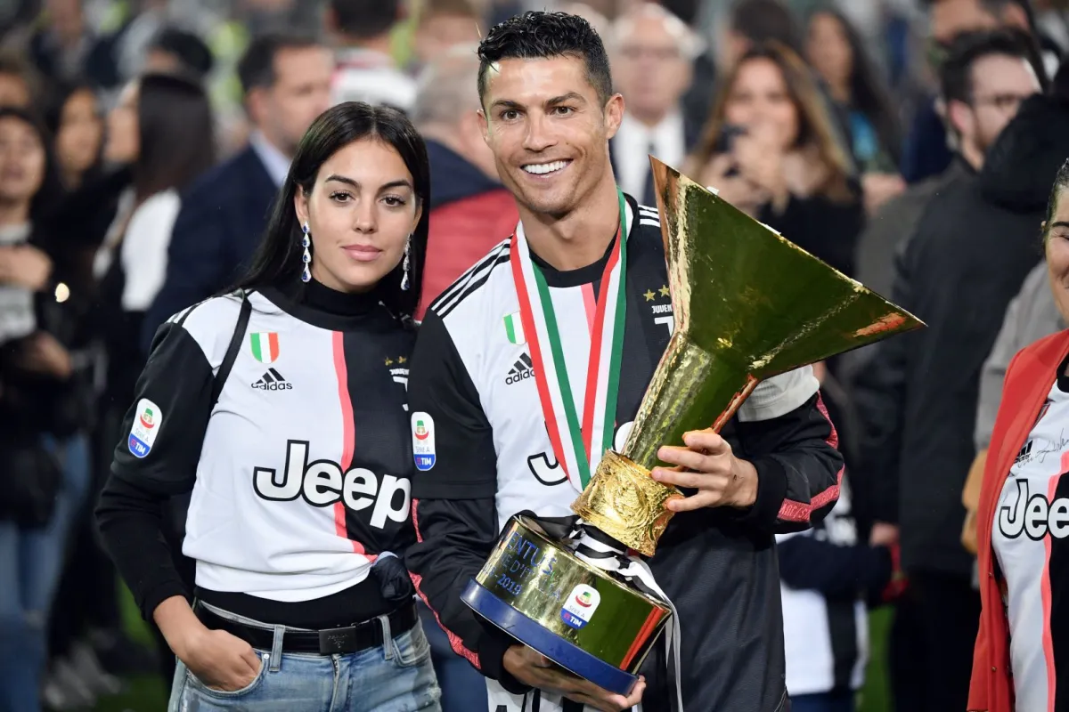 Cristiano Ronaldo next to Georgina on May 19, 2019 at the Allianz stadium in Turin. Marco Bertorello / AFP