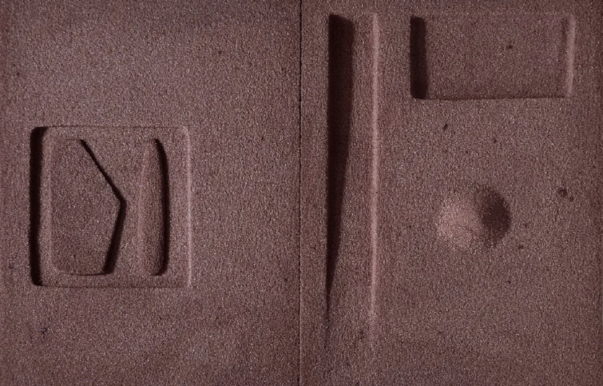 عمل الفنان مهند شونو (المملكة العربية السعودية): «كتاب الرمال»