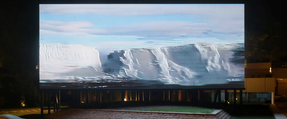 عمل الفنان بن كولين ويليامز (المملكة المتحدة): «الانهمار البارد»