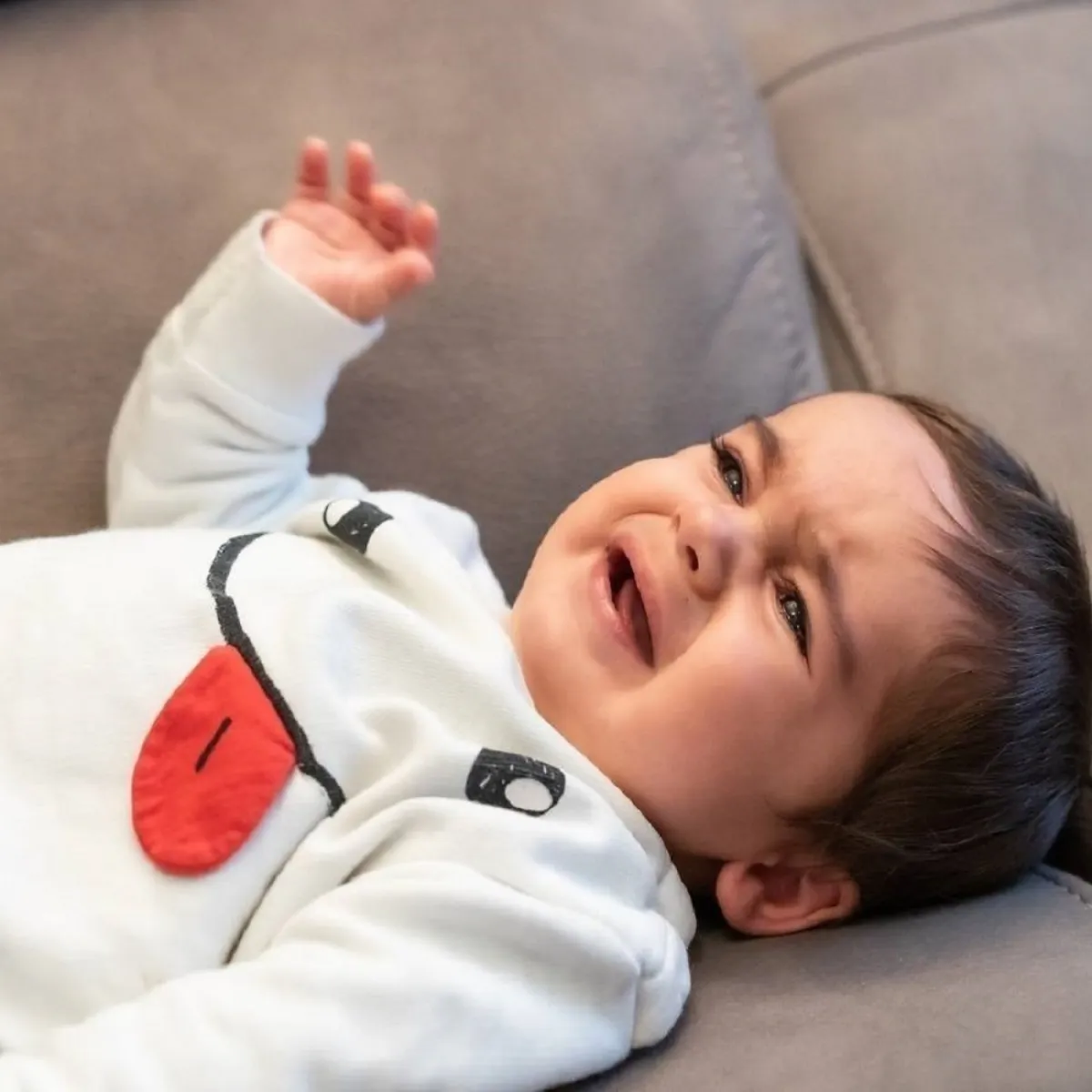 صورة لطفل يبكي عند التبول