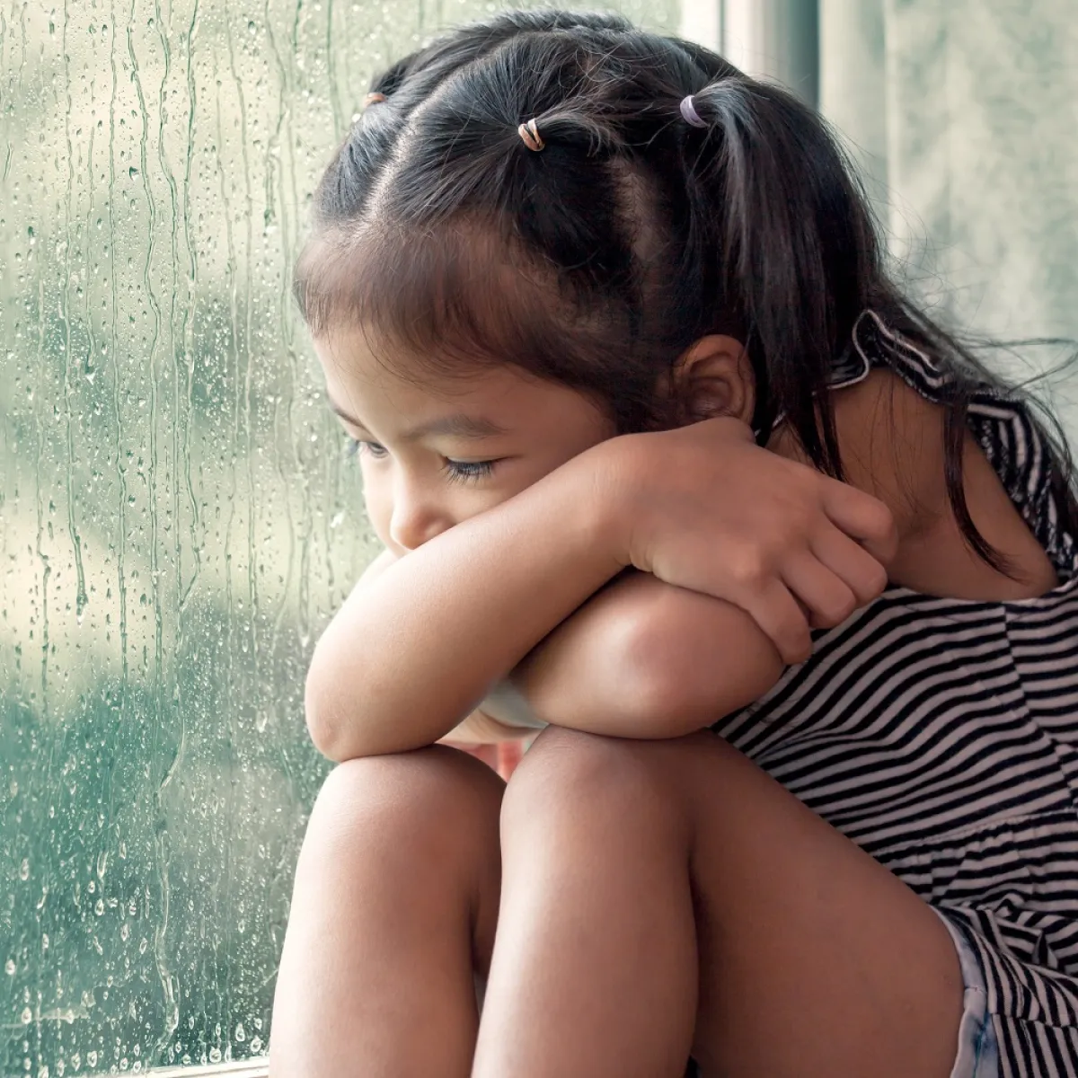 صورة لطفة تجلس وهي تتالم