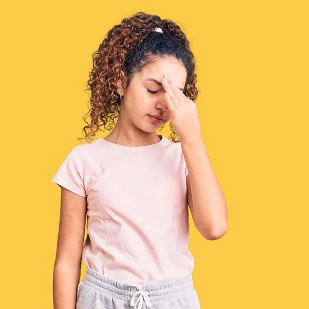 صورة لفتاة تشعر بالألم