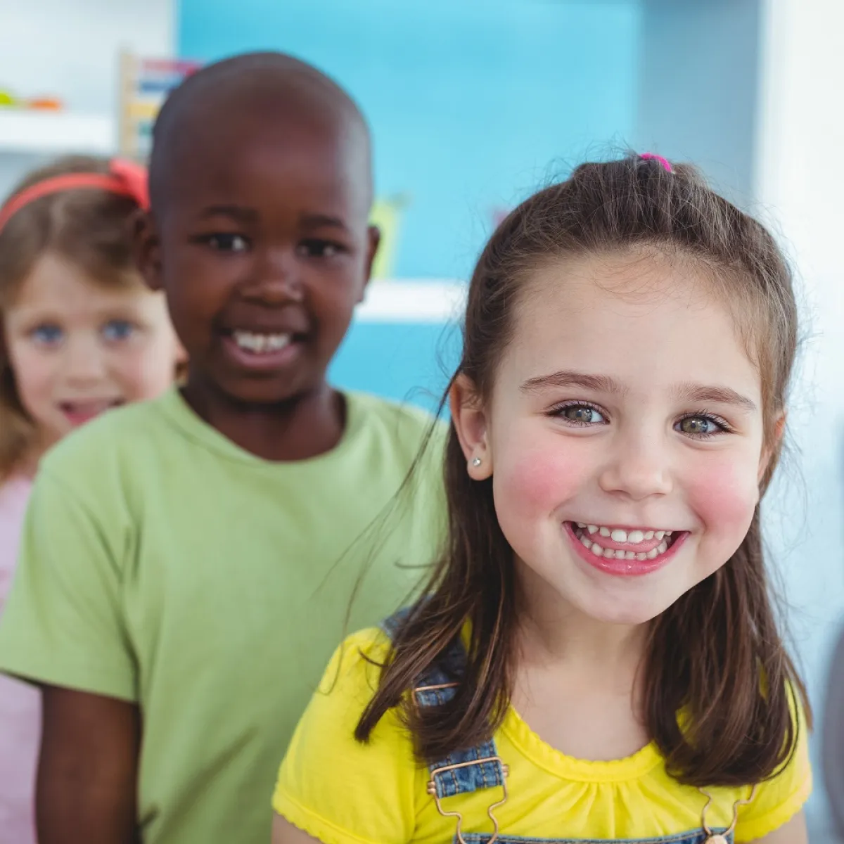 صورة لأطفال سعداء بالصحبة