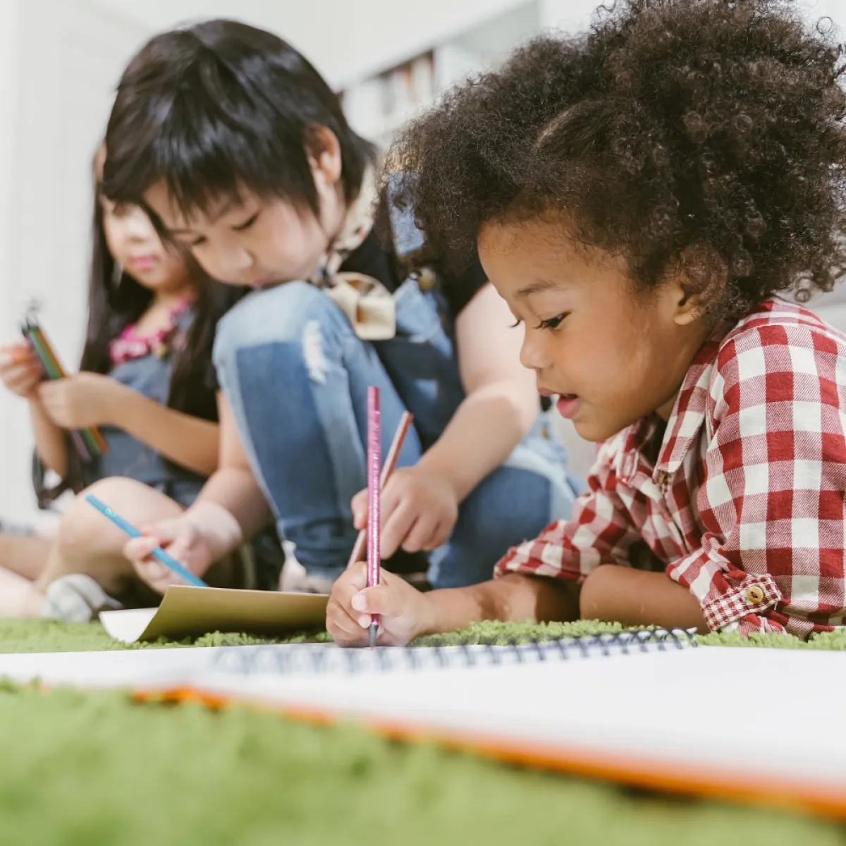 صورة لعدد من الأطفال مجتمعين