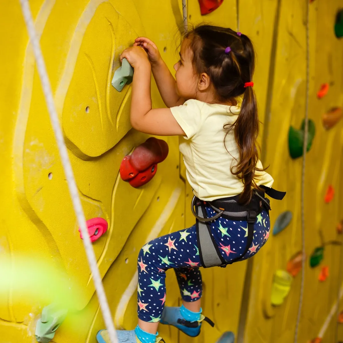 صورة لطفلة تتعلم التسلق