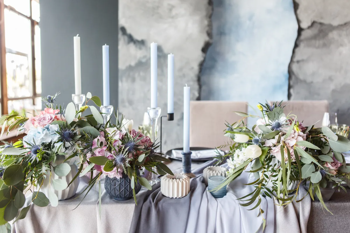 الزهور توزع في أماكن متفرقة من حفل الزفاف