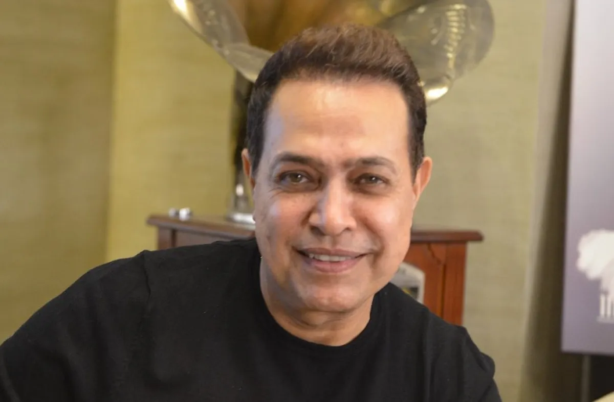 حكيم - الصورة من صفحته الرسمية على " فيسبوك