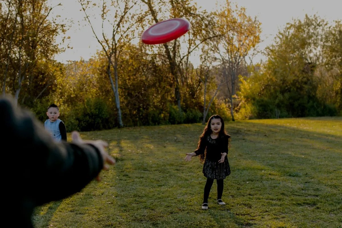 فتاة تلعب الفريسبي