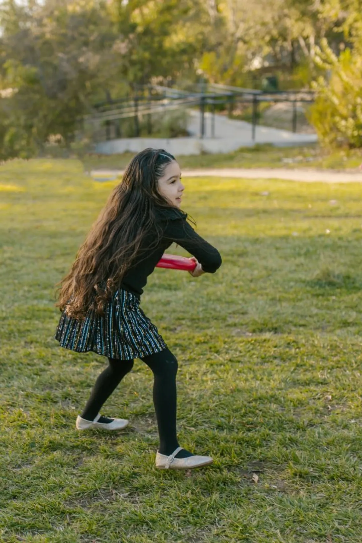 فتاة تلعب الفريسبي