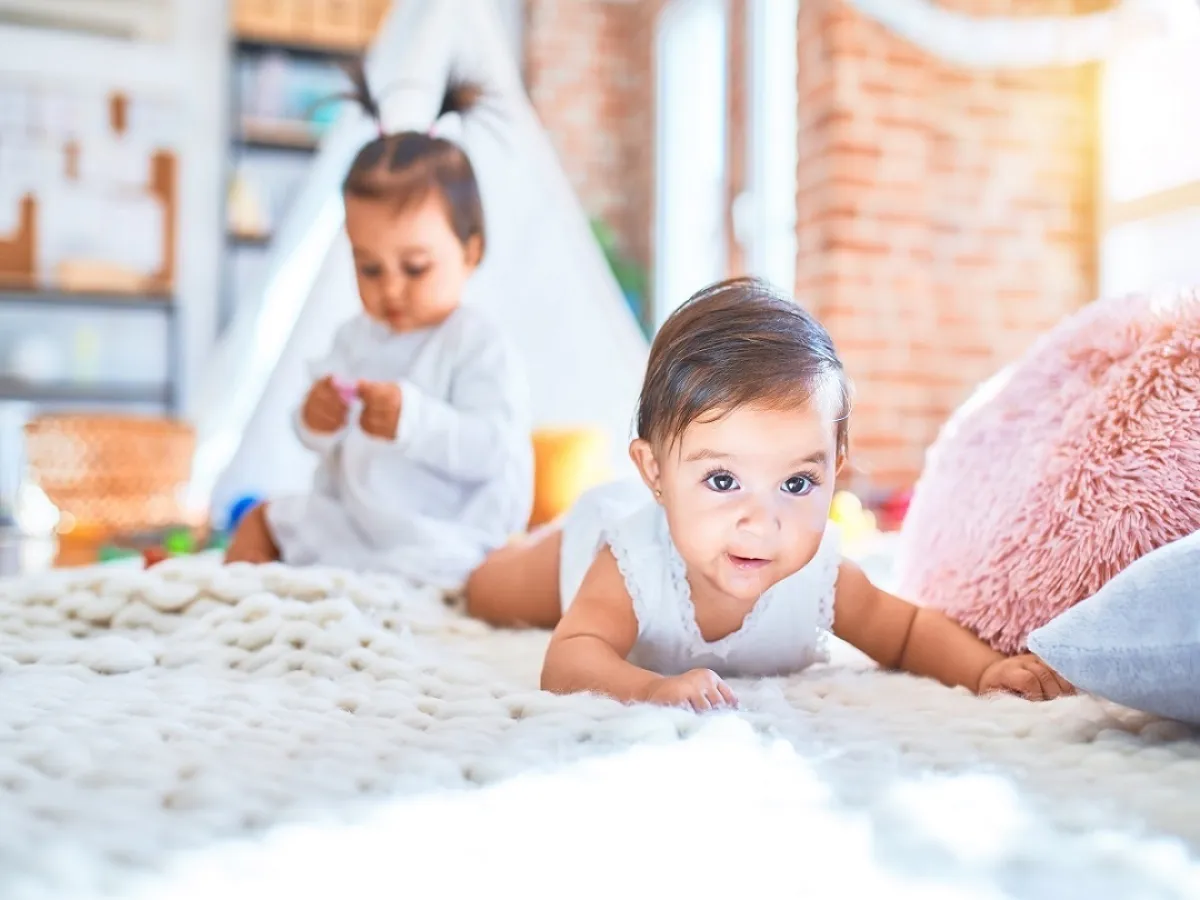 صورة لطفلة رضيعة نائمة على بطنها