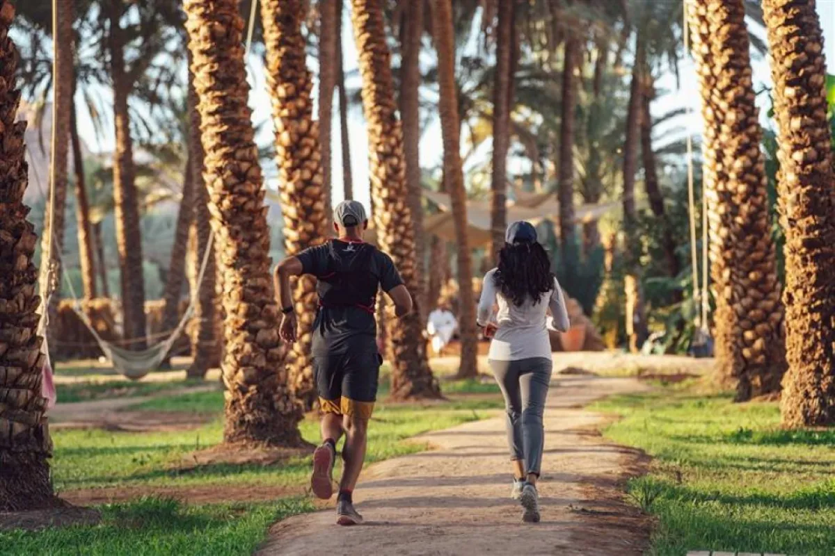 تتيح المسارات المخصصة للمشاركين الاستمتاع بمعالم الأثرية والسياحية الموجودة بمحافظة العلا