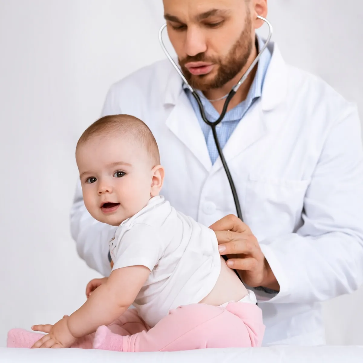 صورة لطبيب وطفل جميل