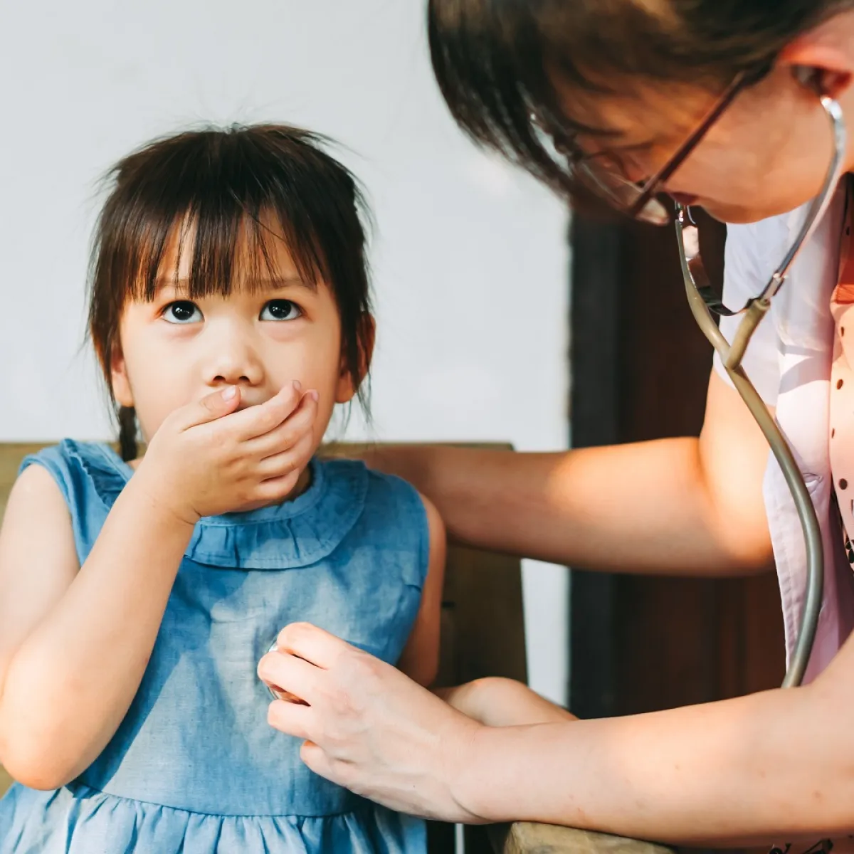 صورة لطفلة مريضة وطبيبتها